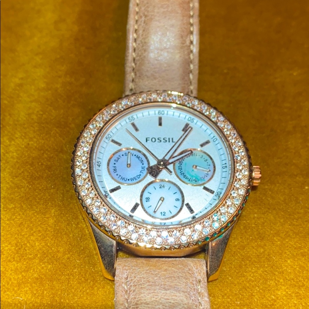 Great condition rose gold leather Fossil watch - Picture 2 of 8